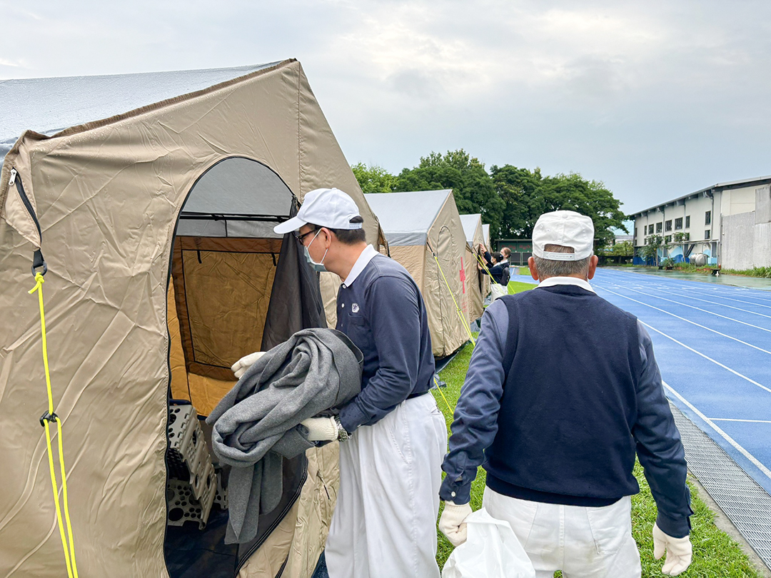 中華小学校避難センターの様子。慈済会は紅十字社と共同でテントを設営した